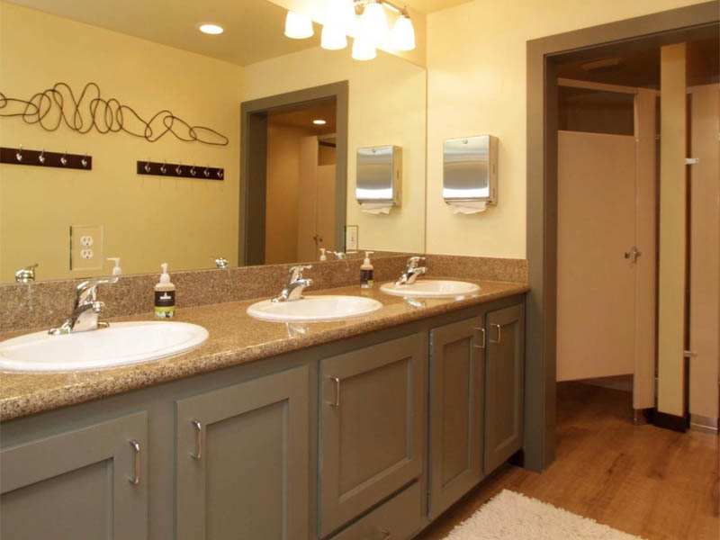 Greenhorn Creek Golf Resort lodging at The Caddyshack-bathroom